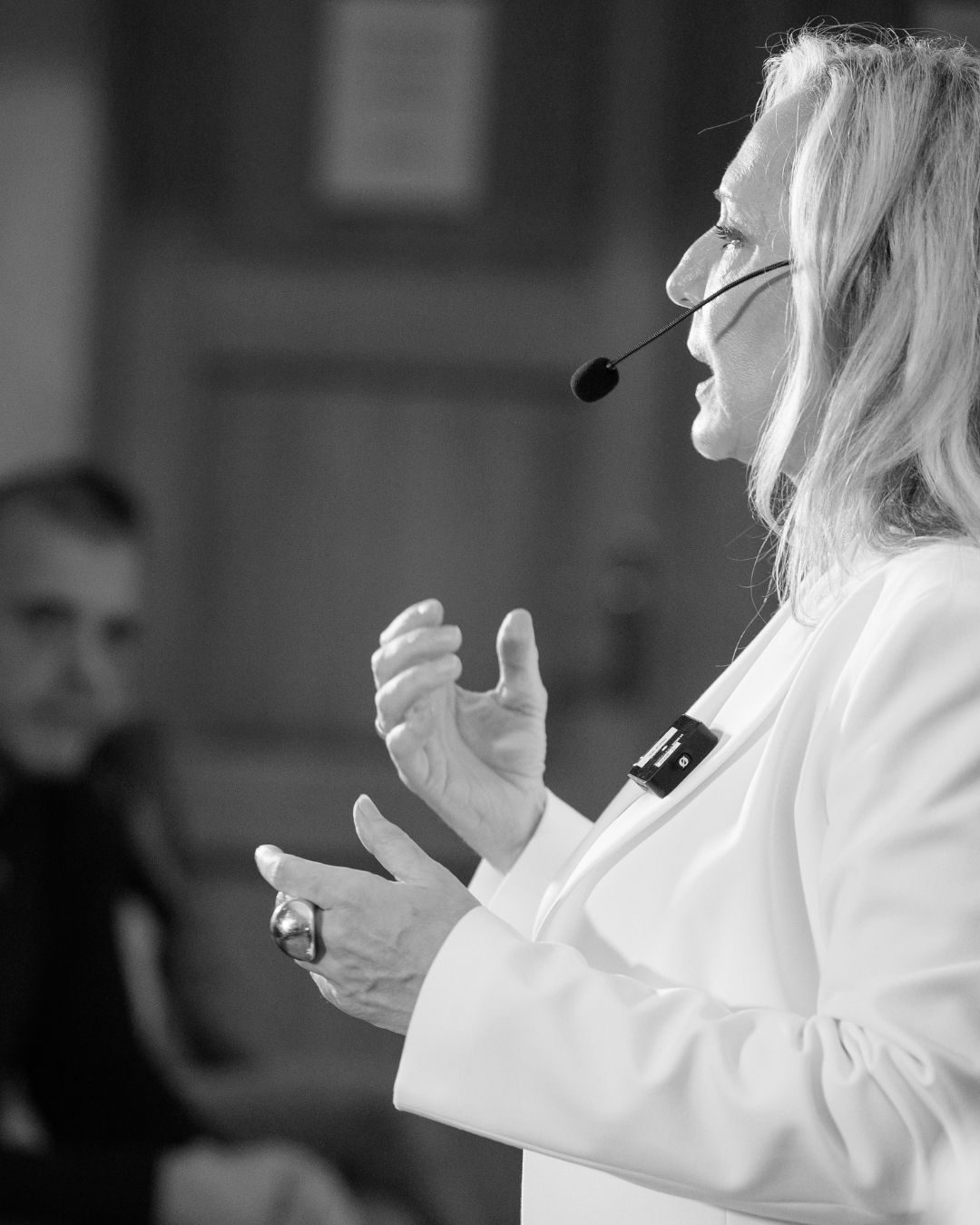 Susan Froitzheim – Medium, Autorin & Mentorin für Hinterbliebene – spricht auf der Bühne